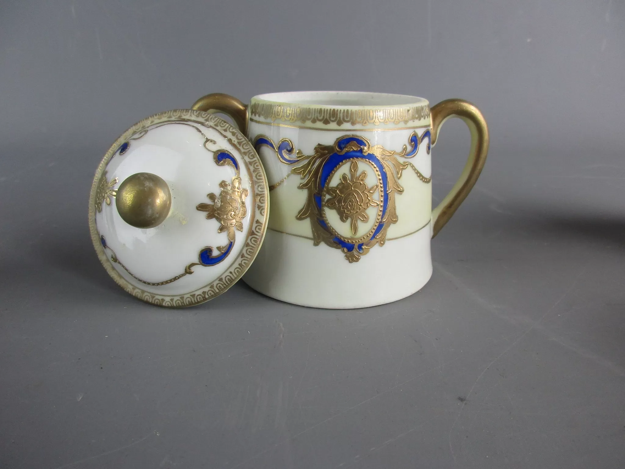 A Japanese Kinjo Bone China Cups, Saucers, Milk Jug & Sugar Bowl Set Vintage C early 20th Century