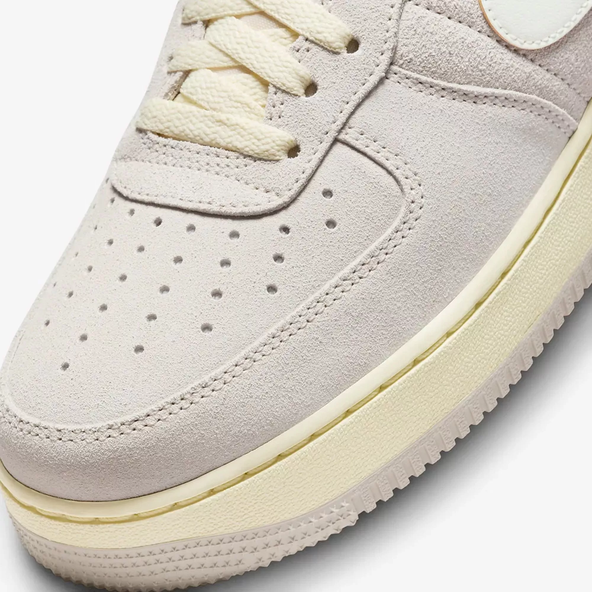 AIR FORCE 1 '07 'LT OREWOOD BRN/SAIL-COCONUT MILK'